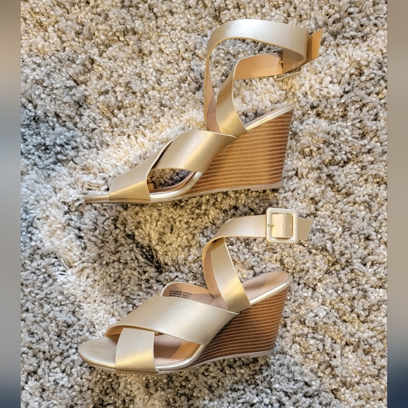 LOFT sandals - Picture 1 of 4